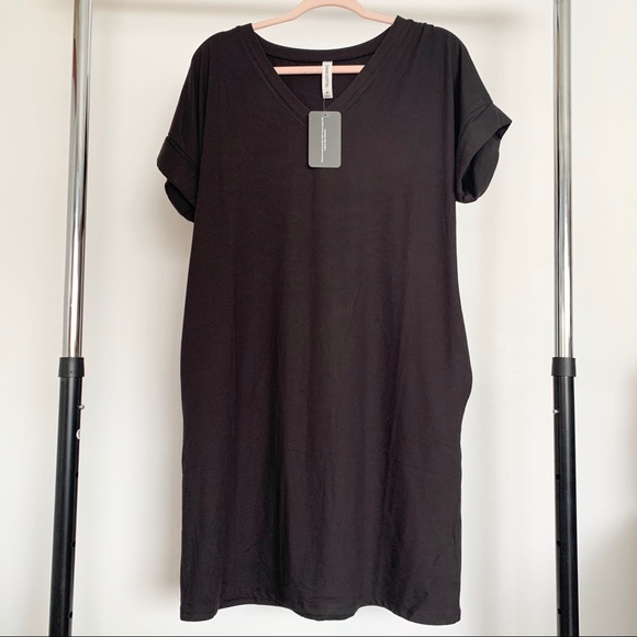 V-Neck Black Dress T-Shirt Dress With Pockets - Picture 5 of 8